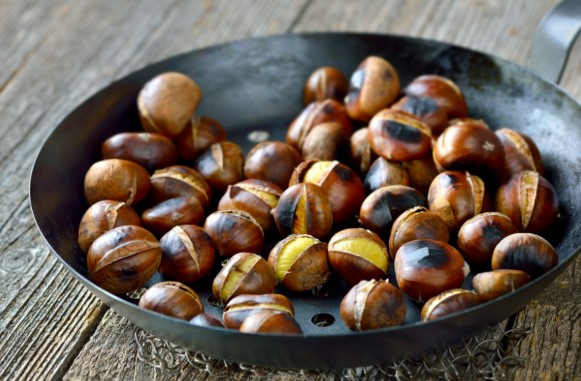 Asar castañas en sarten
