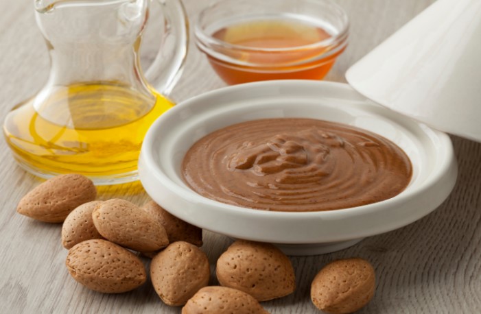 Salsa de almendras en mesa