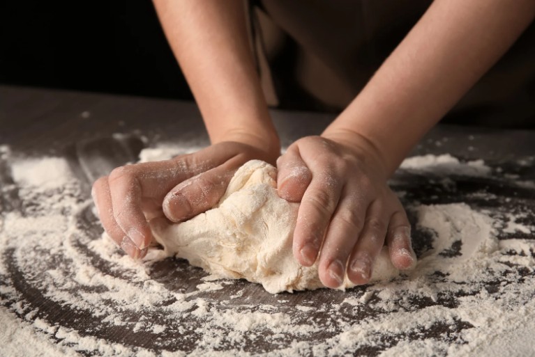 Amasar pan de pascua